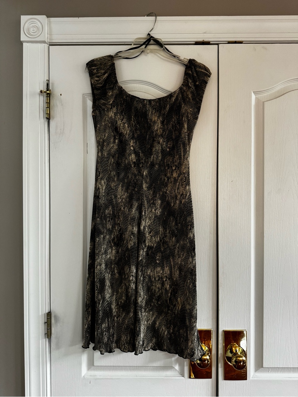 Women’s Textured Scoop-Neck Midi Dress in Black and Brown